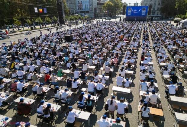 Mii de oameni, împreună pentru Marea Dictare Națională de Ziua Limbii Române în Republica Moldova
