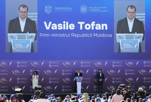 Mii de oameni, împreună pentru Marea Dictare Națională de Ziua Limbii Române în Republica Moldova