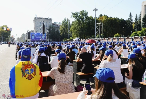 Mii de oameni, împreună pentru Marea Dictare Națională de Ziua Limbii Române în Republica Moldova