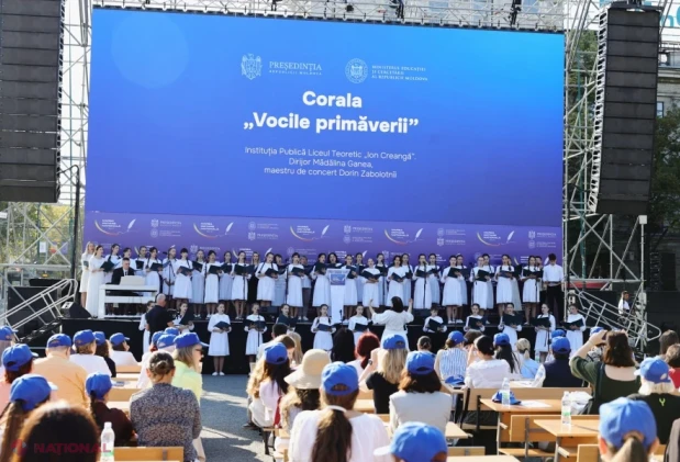 Mii de oameni, împreună pentru Marea Dictare Națională de Ziua Limbii Române în Republica Moldova
