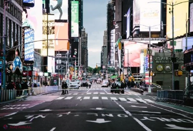 Atac sângeros în Times Square: o femeie a înjunghiat două persoane, ucigând una, înainte să fie împuşcată de poliţişti