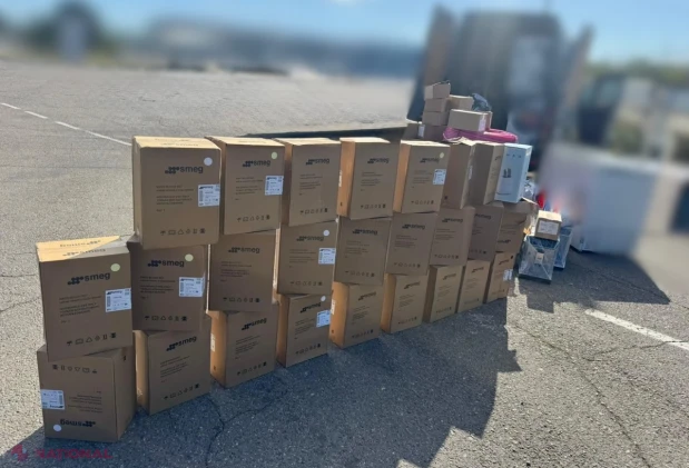 Bunuri nedeclarate de peste 200 000 de lei, depistate într-un microbuz la vama Leușeni
