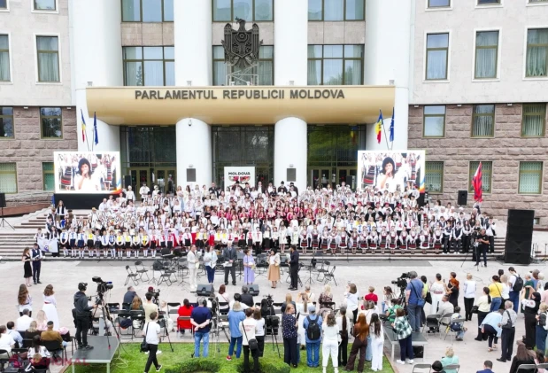 Peste 500 de artiști au celebrat valorile naționale în scuarul Parlamentului, la Gala „Te cânt, Patrie și Neam”