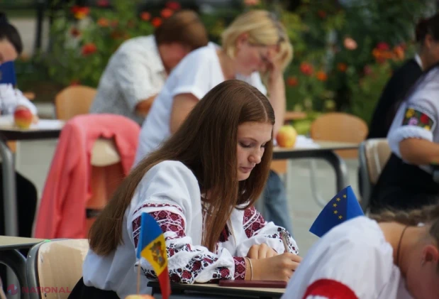Larga, Briceni: Peste 80 de elevi, profesori și localnici s-au reunit la „Marea Dictare Comunitară”