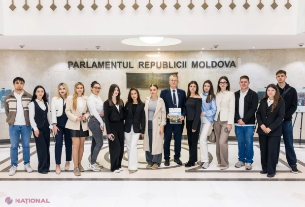 Studenții la drept au simulat adoptarea unei legi în Parlament, alături de Alexandru Arseni