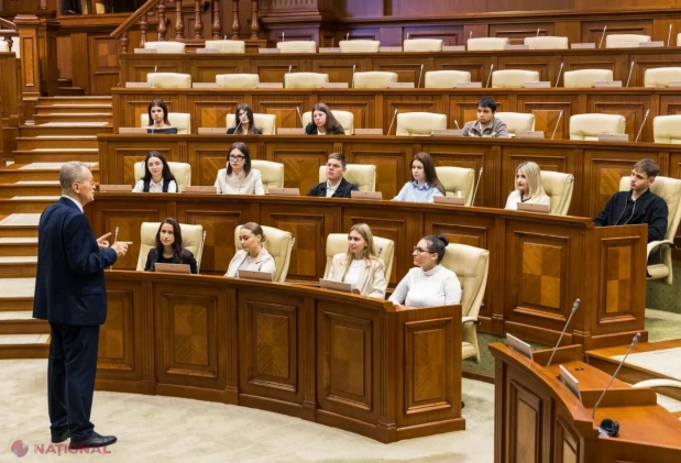 Studenții la drept au simulat adoptarea unei legi în Parlament, alături de Alexandru Arseni