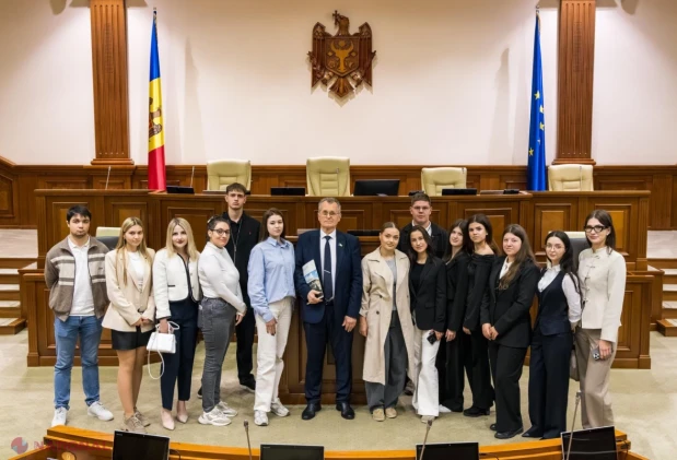 Studenții la drept au simulat adoptarea unei legi în Parlament, alături de Alexandru Arseni