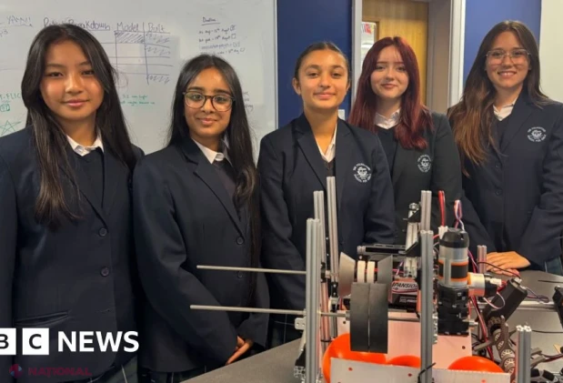Cinci eleve din Kent vor reprezenta Marea Britanie la robotică și vor inspira alte fete