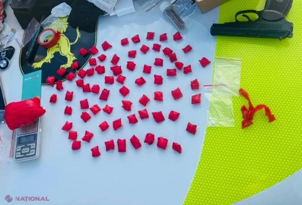Un tânăr de 19 ani, reținut la Călărași cu aproximativ 150 de grame de substanță presupus narcotică și o armă pneumatică