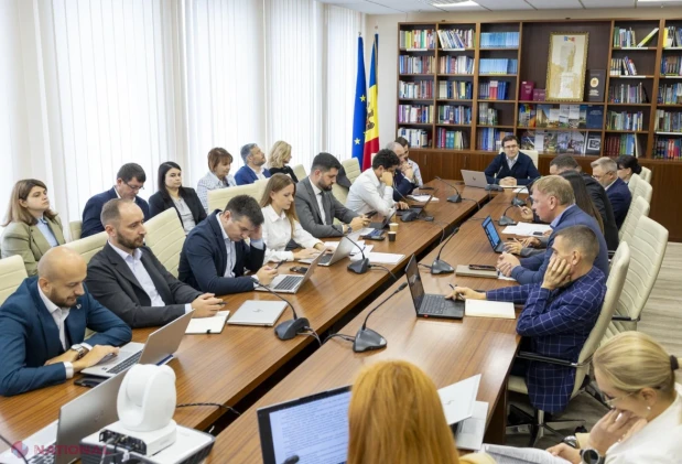 Proiectele de energie regenerabilă ar putea fi autorizate mai rapid: termene reduse până la o lună pentru prosumatori