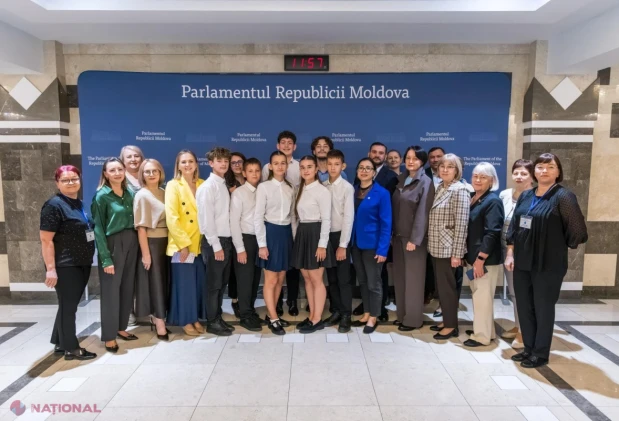 Copiii cu deficiențe de auz i-au învățat pe deputați limbajul semnelor, la Parlament