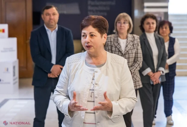 Copiii cu deficiențe de auz i-au învățat pe deputați limbajul semnelor, la Parlament