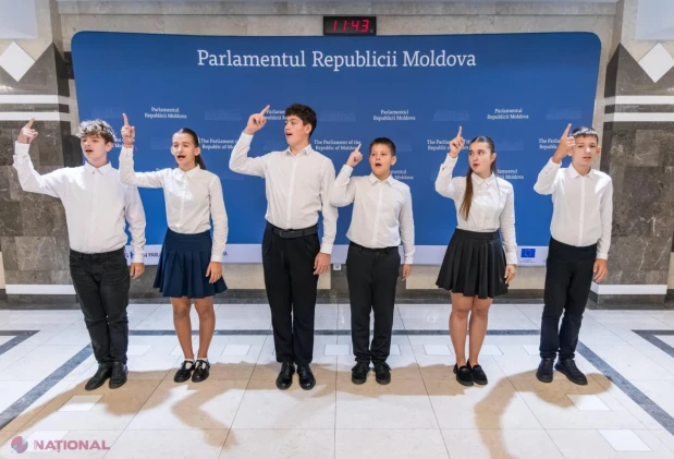 Copiii cu deficiențe de auz i-au învățat pe deputați limbajul semnelor, la Parlament