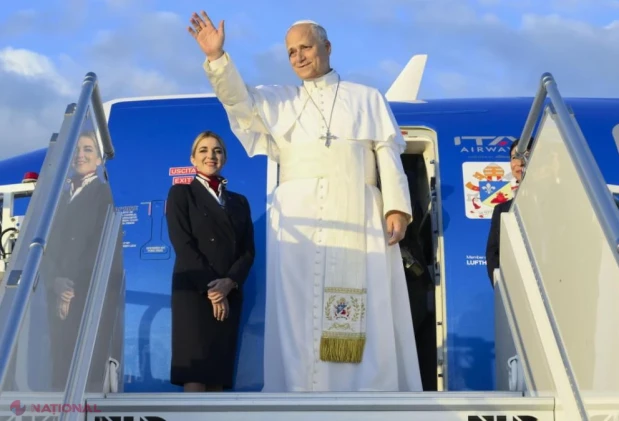 Papa Leon al XIV-lea, primit de Emmanuel Macron la Paris, în prima sa vizită oficială în Franța după 18 ani