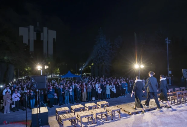 „Noaptea scrisă cu roșu”, spectacol documentar despre rezistența anticomunistă, prezentat în scuarul Parlamentului