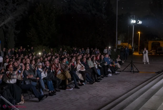 „Noaptea scrisă cu roșu”, spectacol documentar despre rezistența anticomunistă, prezentat în scuarul Parlamentului