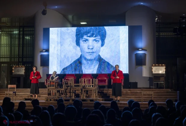 „Noaptea scrisă cu roșu”, spectacol documentar despre rezistența anticomunistă, prezentat în scuarul Parlamentului