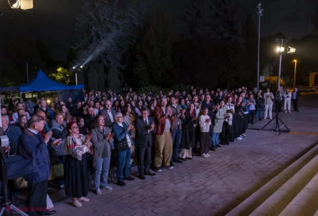 „Noaptea scrisă cu roșu”, spectacol documentar despre rezistența anticomunistă, prezentat în scuarul Parlamentului