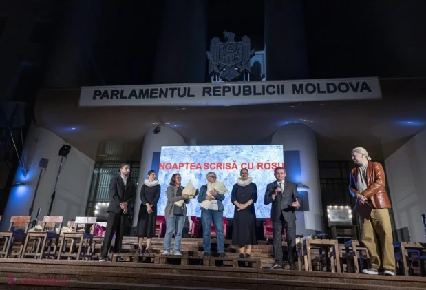 „Noaptea scrisă cu roșu”, spectacol documentar despre rezistența anticomunistă, prezentat în scuarul Parlamentului