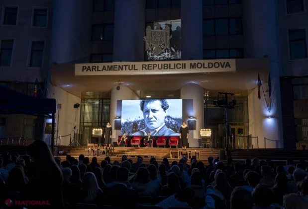 „Noaptea scrisă cu roșu”, spectacol documentar despre rezistența anticomunistă, prezentat în scuarul Parlamentului
