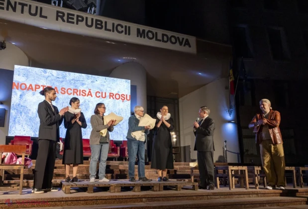 „Noaptea scrisă cu roșu”, spectacol documentar despre rezistența anticomunistă, prezentat în scuarul Parlamentului