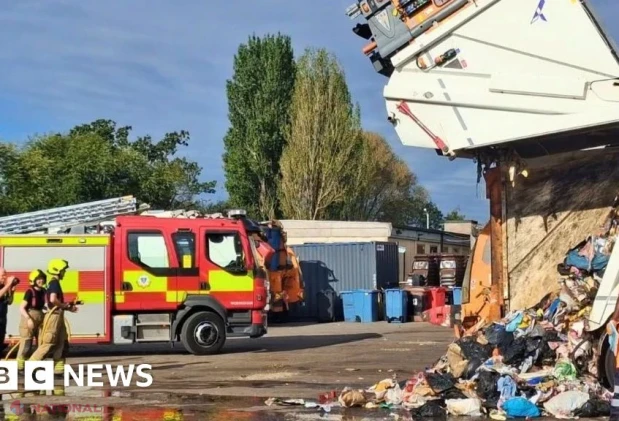 O țigară electronică aruncată la gunoi a provocat un incendiu într-un camion de colectare a deșeurilor