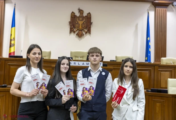 Elevii, în rol de deputați: proiecte pentru primul loc de muncă, transport gratuit și consiliere psihologică, dezbătute la Parlament