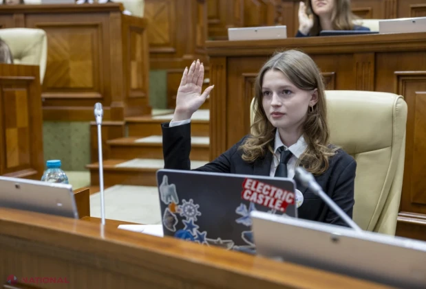 Elevii, în rol de deputați: proiecte pentru primul loc de muncă, transport gratuit și consiliere psihologică, dezbătute la Parlament