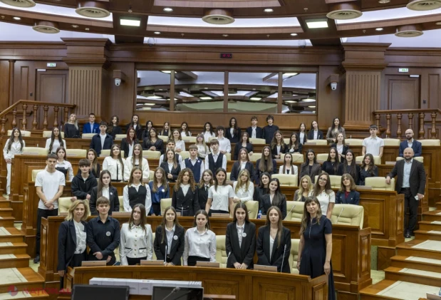 Elevii, în rol de deputați: proiecte pentru primul loc de muncă, transport gratuit și consiliere psihologică, dezbătute la Parlament
