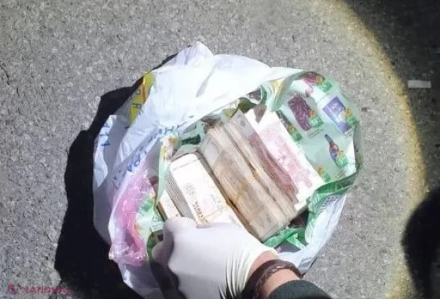 O femeie de 66 de ani, la un pas să-și piardă apartamentul. Doi curieri, reținuți în flagrant la Chișinău