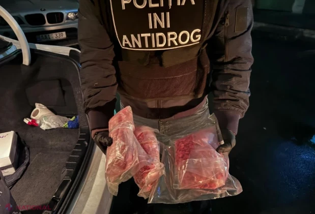 Trei suspecți, arestați preventiv după ridicarea a 4.000 de comprimate Ecstasy