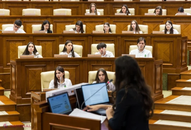 Peste 60 de liceeni au simulat o ședință a Parlamentului și au votat proiecte de lege