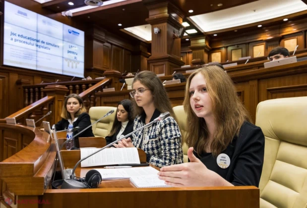 Peste 60 de liceeni au simulat o ședință a Parlamentului și au votat proiecte de lege