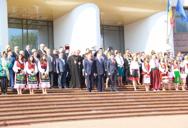 Mircea Snegur a povestit cine a arborat prima dată TRICOLORUL pe clădirea Parlamentului