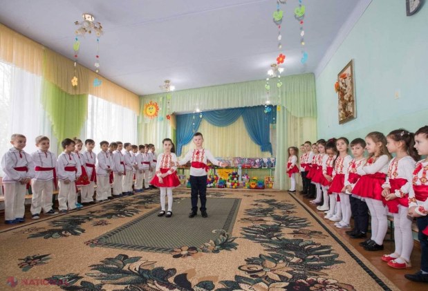FOTO // Pieptănați și parfumați: Președintele Dodon, vizită la „Scufița Roșie”, unde a fost întâmpinat cu un PROGRAM ARTISTIC
