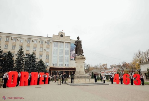FOTO // Hramul Orheiului, în TOI. Mii de orheieni au defilat la PARADA din centrul orașului. Cei prezenți așteaptă extragerea la TOMBOLA cu 200 de premii valoroase