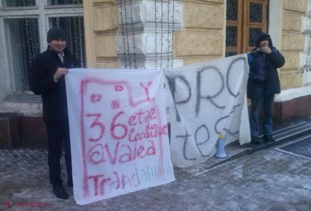 PROTEST în fața primăriei capitalei. Protestatarii s-au sesizat dintr-un articol publicat de Ziarul NAȚIONAL