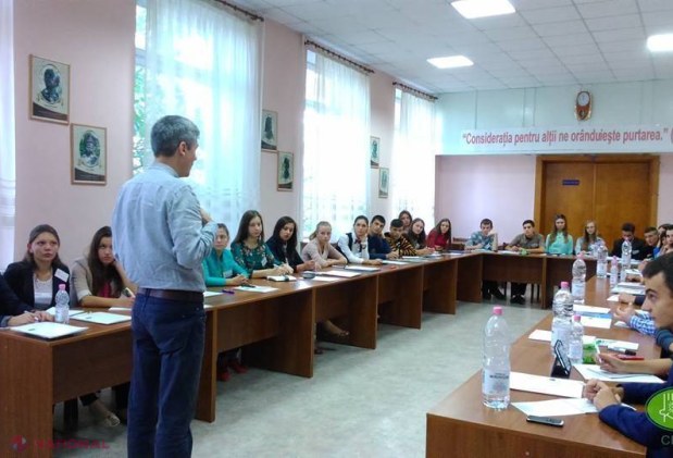 Câțiva elevi vor monitoriza colegiile și școlile profesionale din R. Moldova