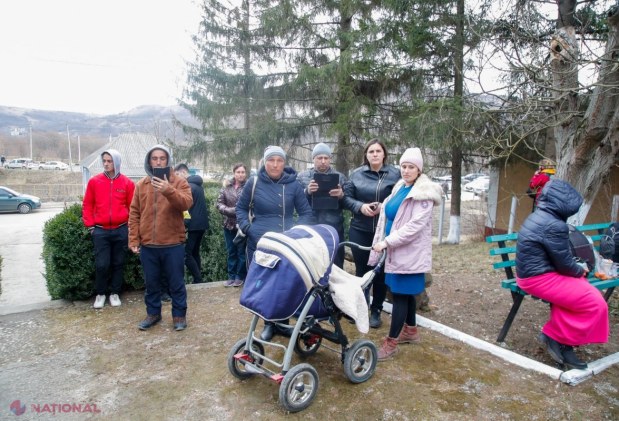 FOTO // Refugiații ucraineni, RECUNOSCĂTORI R. Moldova și Maiei Sandu pentru primirea de care au avut parte. Șefa statului a fost CUPRINSĂ de ucrainenii care s-au pomeni pe drumuri din cauza BOMBARDAMENTELOR lui Putin
