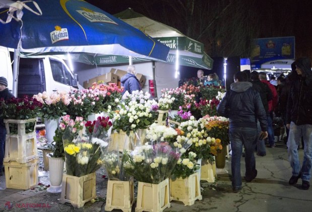 REPORTAJ FOTO // Piaţa de FLORI, luată cu asalt de bărbaţi în ajunul zilei de 8 Martie