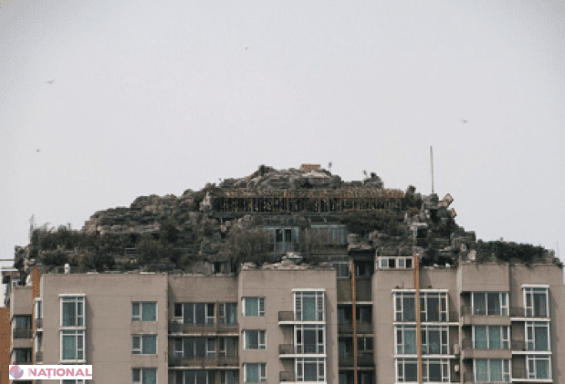 Şi-a făcut propriul său MUNTE pe terasa blocului în care locuieşte