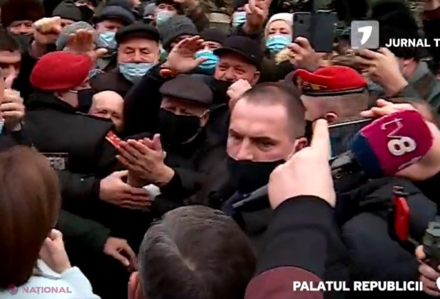 VIDEO // Maia Sandu a făcut o BAIE de mulțime la ieșirea din Palatul Republicii și a pus pe jar angajații SPPS. Președintele a pornit la pas spre monumentul lui Ștefan cel Mare și Sfânt, deși Mercedesul PREZIDENȚIAL o aștepta la ieșire