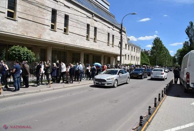GALERIE FOTO // Cozi URIAȘE la vaccinare, în Chișinău: Maratonul desfășurat de USMF