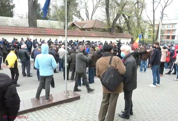 LIVE VIDEO // PAS îi RĂSPUNDE lui Dodon din fața Curții Constituționale, unde are loc un PROTEST în apărarea Constituției: „Acest penal, hoț și FRICOS ne-a chemat la dialog... Noi nu avem ce discuta cu PENALII”