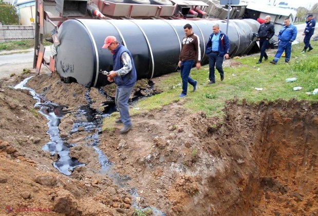 PERICULOS // Un camion cu 20 de tone de produs chimic s-a răsturnat la Căușeni