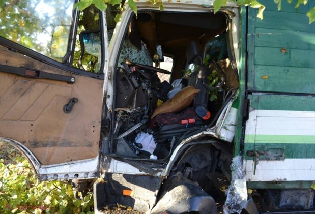 Foto // ACCIDENT la Orhei. Un autocamion a ajuns în șanț