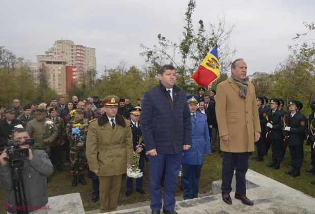 VIDEO // Eroii români, comemorați la Cimitirul Central din Chișinău, de Ziua Armatei Române: „Este momentul în care cinstim memoria eroilor noștri căzuți pe câmpurile de luptă, pentru făurirea națiunii române”