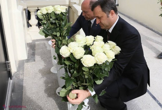 FOTO // Minut de reculegere în fața Ambasadei SUA