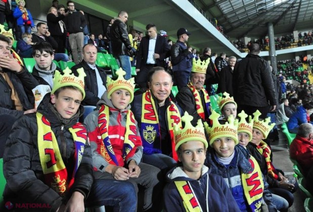 FOTO // Premierul Streleț a evitat tribuna VIP la meciul dintre Moldova – Rusia. Vezi alături de cine a urmărit partida