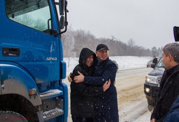 FOTO // Premierul Filip și-a ajutat un fost coleg să-și scoată mașina din nămeți